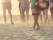 amis marchant sur le sable Australie