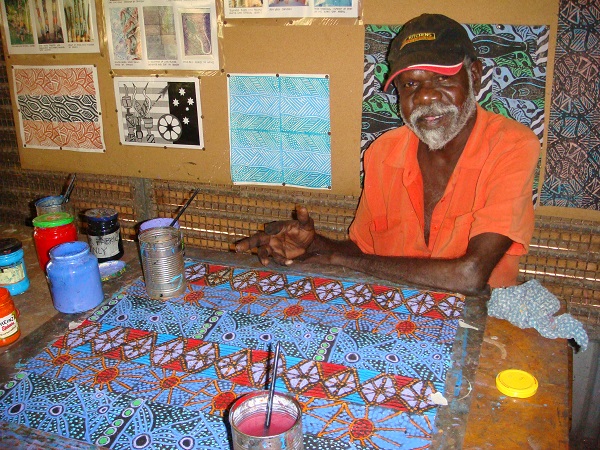 Homme aborigène en train de peindre