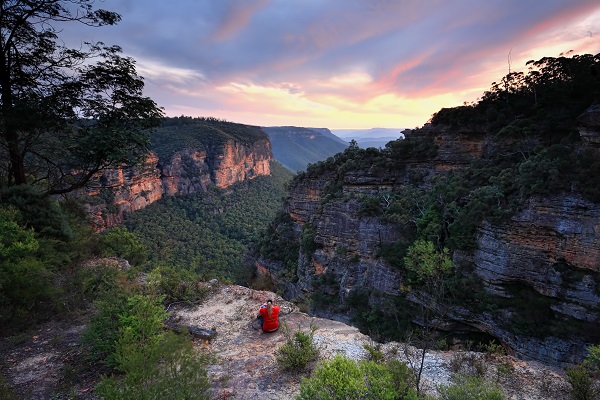 Personne assise devant les Blue mountains
