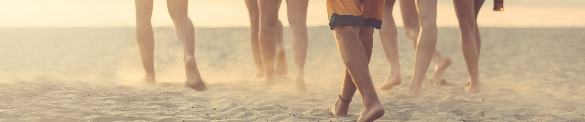 amis marchant sur le sable Australie