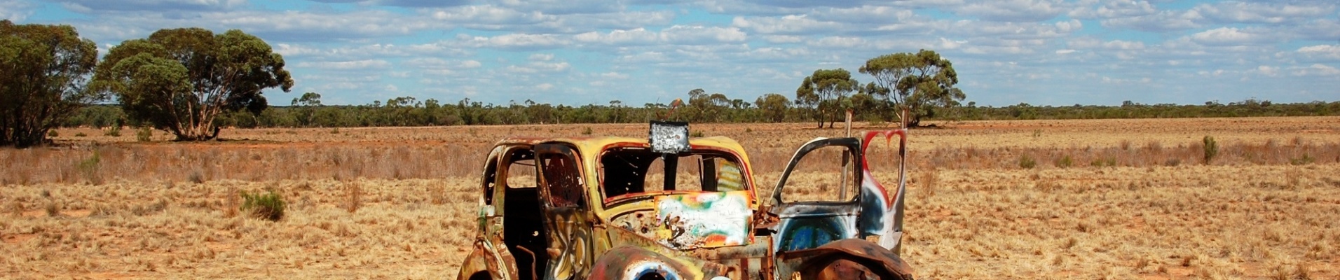 Voiture colorée et cassée dans l'outback