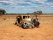 Voiture colorée et cassée dans l'outback