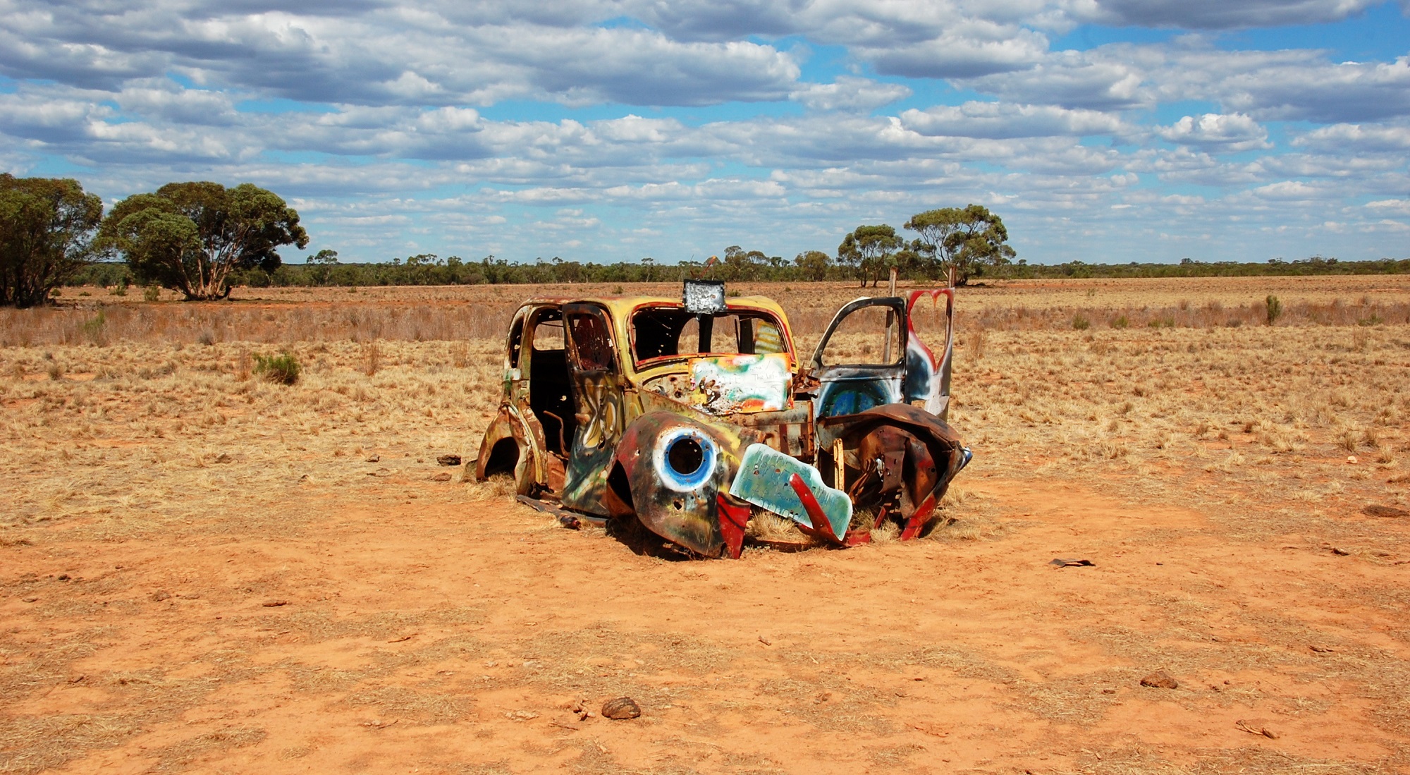 Voiture colorée et cassée dans l'outback