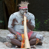 Portrait d'un aborigène jouant du didgeridoo Australie