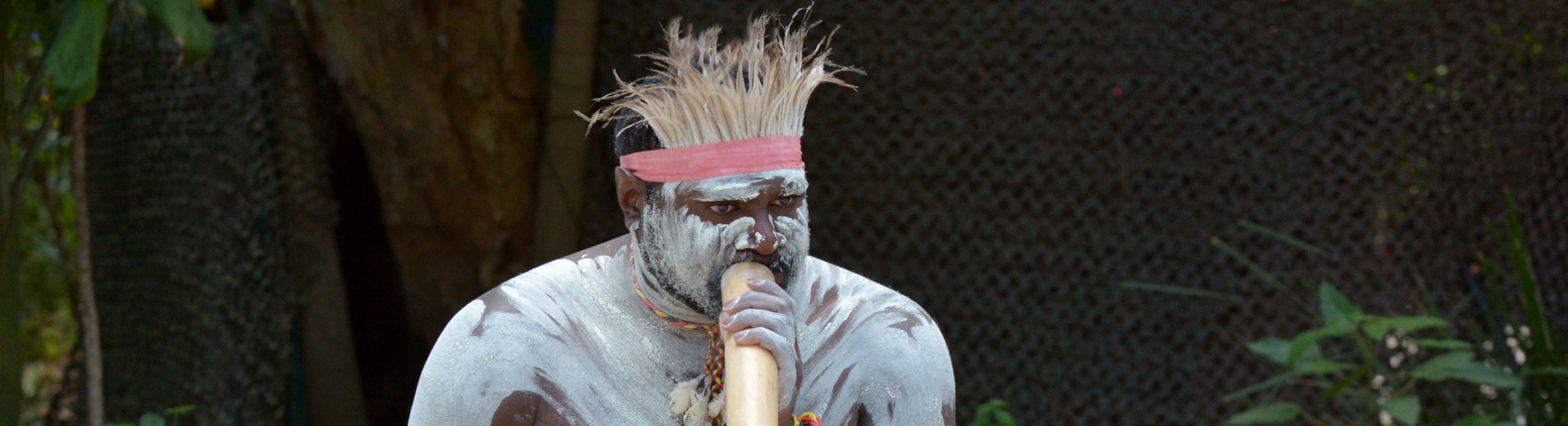 Portrait d'un aborigène jouant du didgeridoo Australie