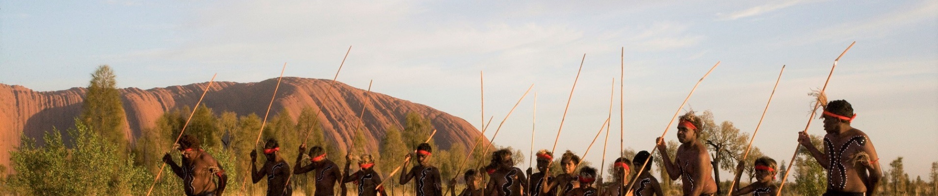 Aborigènes devant Uluru en train de danser