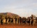 Aborigènes devant Uluru en train de danser