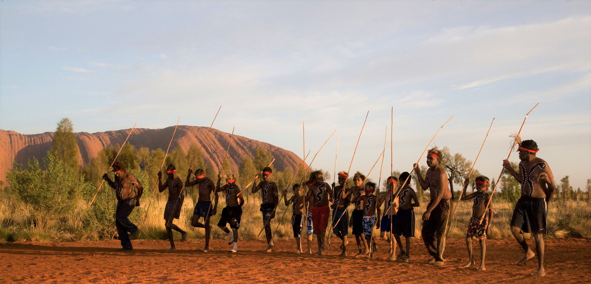 Aborigènes devant Uluru en train de danser