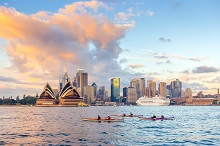 Baie et skyline de Sydney au coucher du soleil