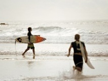surfeurs de Byron Bay