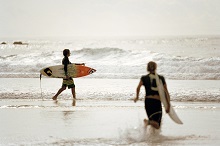 surfeurs de Byron Bay