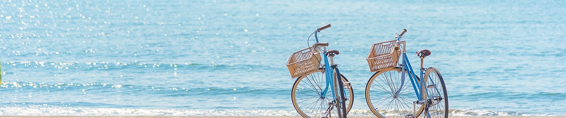 Deux bicyclettes face à la mer sur la plage