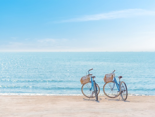 Deux bicyclettes face à la mer sur la plage