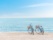 Deux bicyclettes face à la mer sur la plage