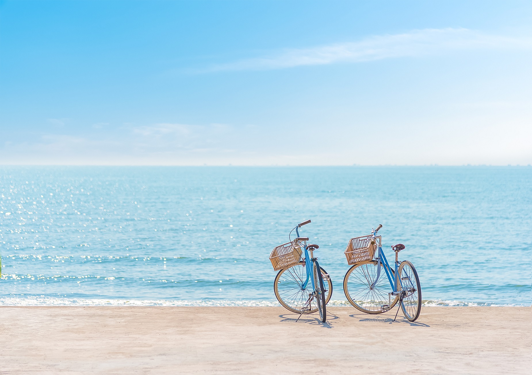 Deux bicyclettes face à la mer sur la plage