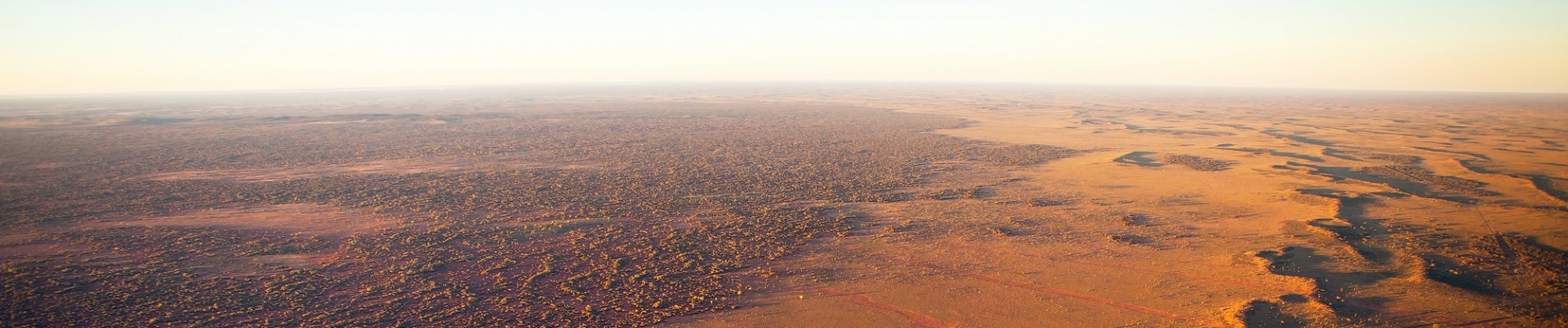 vue aérienne sur les terres rouges de l'outback australien