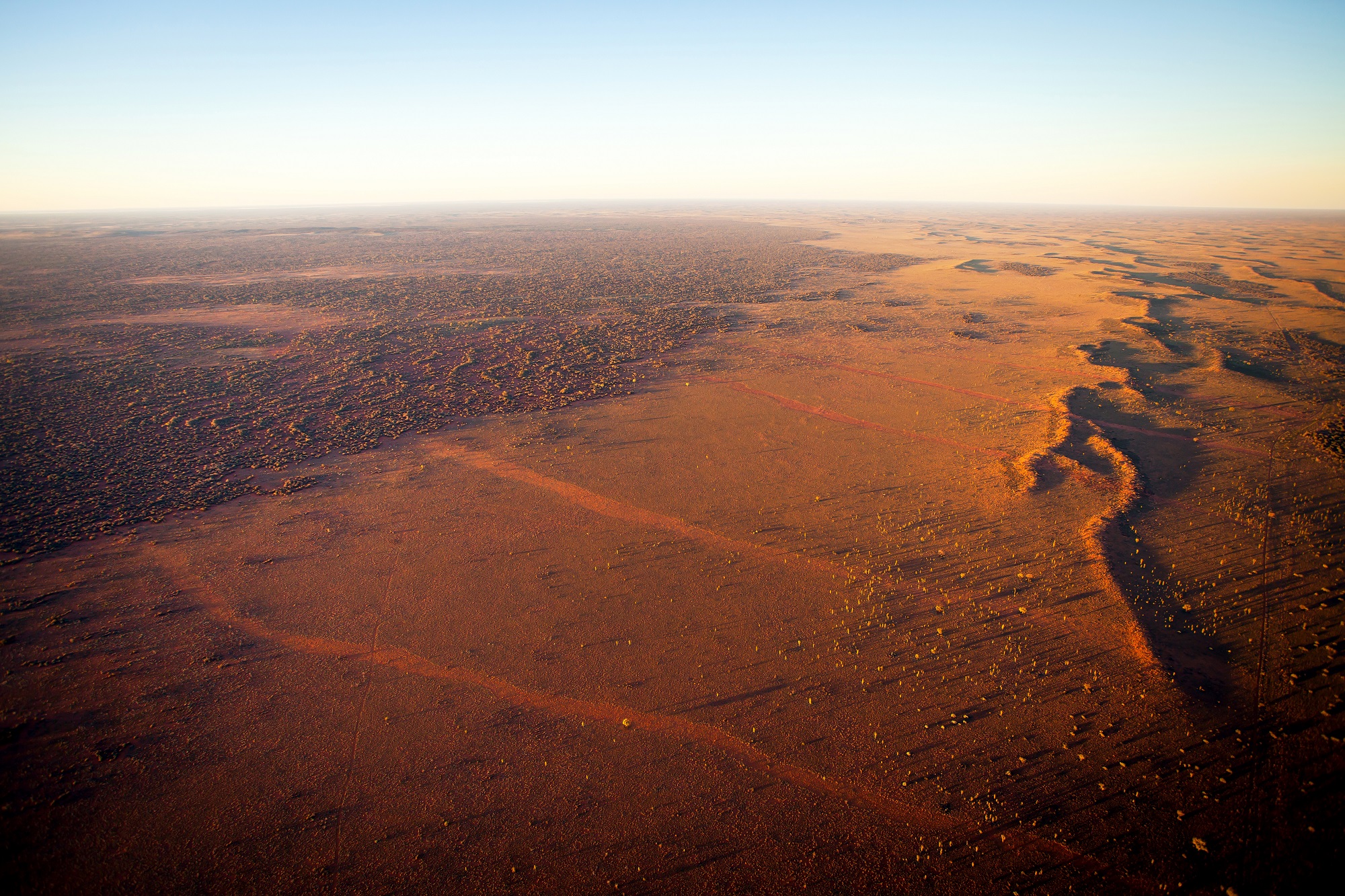 vue aérienne sur les terres rouges de l'outback australien