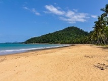 Mission Beach, sable, mer et montagnes