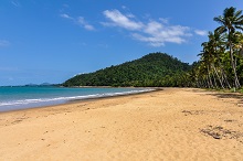 Mission Beach, sable, mer et montagnes