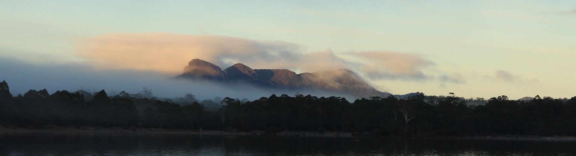 Lac St Clair avec forêt et montagne dans la brume