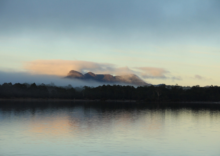 Lac St Clair avec forêt et montagne dans la brume
