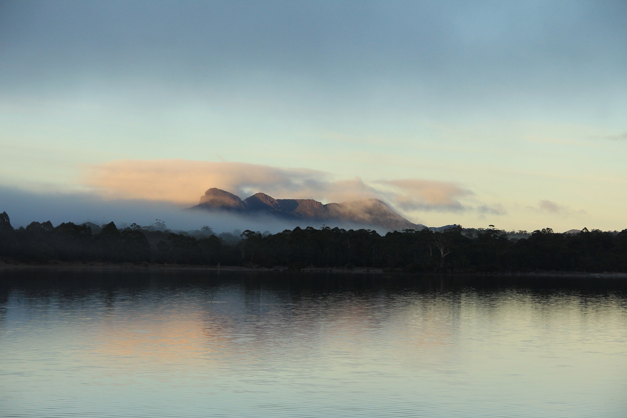 Lac St Clair avec forêt et montagne dans la brume