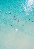 Vue aérienne sur les surfeurs en attente de vague dans le Queensland