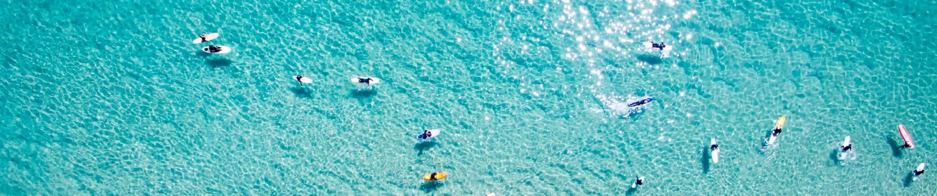 Vue aérienne sur les surfeurs en attente de vague dans le Queensland