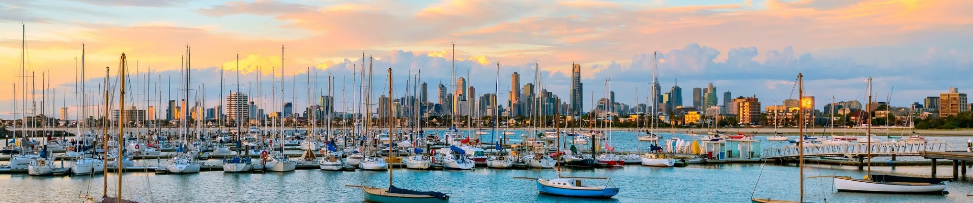 Skyline de Melbourne avec des bateaux au port
