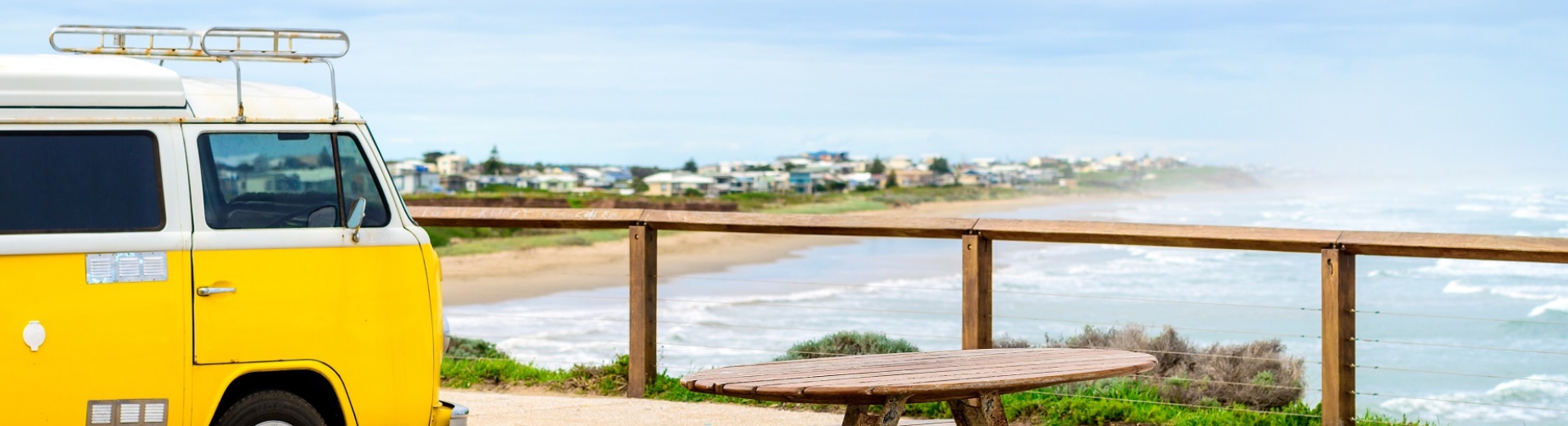 Table de pique-nique et van face à la mer